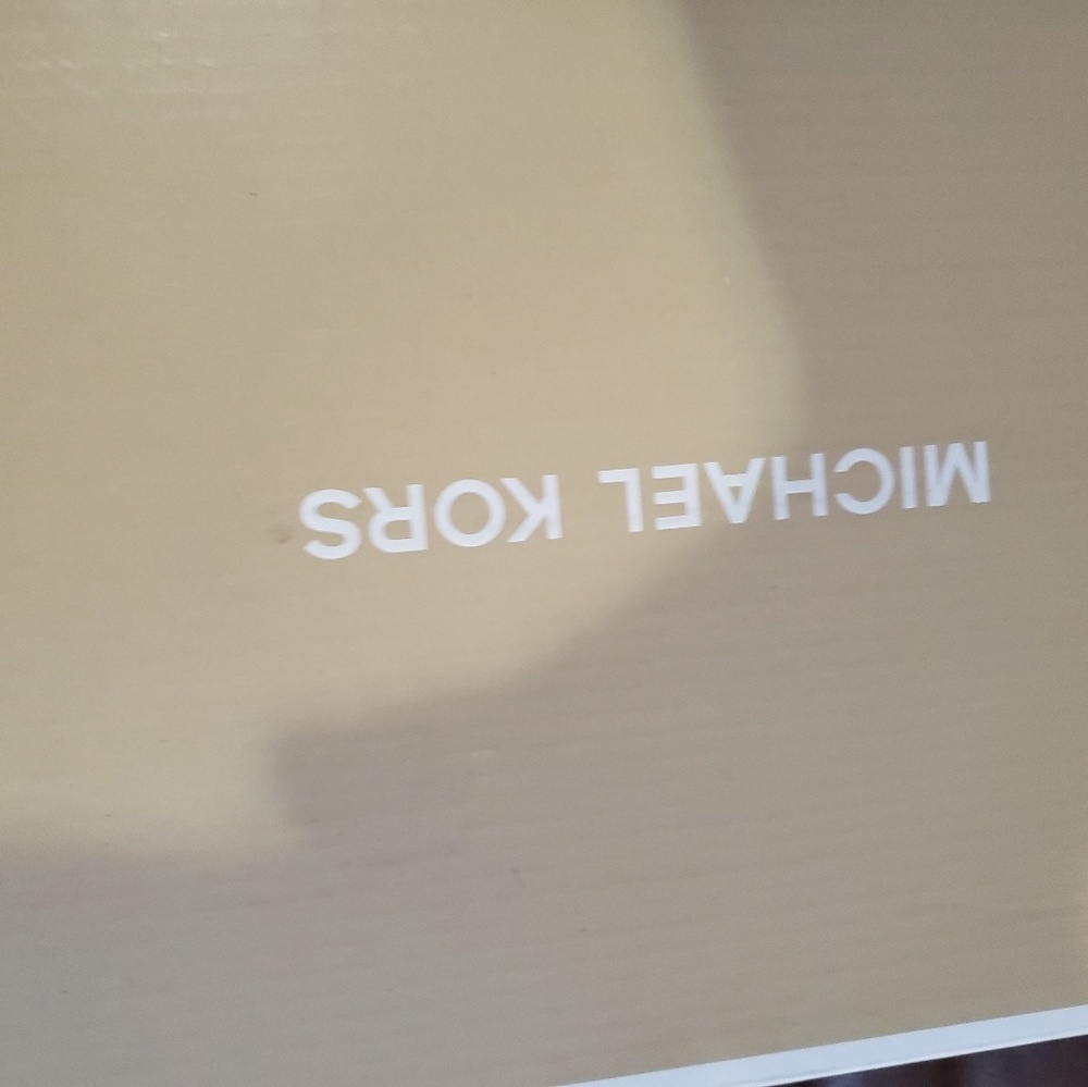 Never worn Michael Kors classic kitten pump